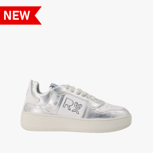Sneaker argentata donna RE con finitura metallizzata, logo inciso e suola bianca in gomma riciclata – nuova collezione sostenibile Made in Italy.
