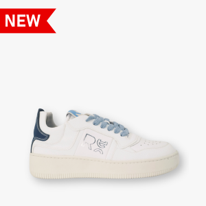 Sneaker Bianca e Blu donna RE Shoes con finitura metallizzata, logo inciso e suola bianca in gomma riciclata. Nuova collezione sostenibile Made in Italy.