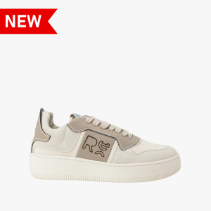 RE Step Jeans. Sneaker sostenibile beige da uomo e donna con suola alta, logo RE inciso e dettagli in pelle riciclata – nuova collezione eco-friendly Made in Italy.