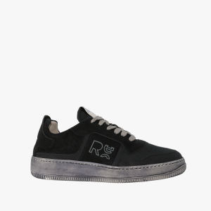 RE Step All Black. Sneaker sostenibile nera da uomo e donna con suola alta, logo RE inciso e dettagli in pelle riciclata – nuova collezione eco-friendly Made in Italy.