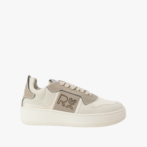 RE Step Jeans. Sneaker sostenibile beige da uomo e donna con suola alta, logo RE inciso e dettagli in pelle riciclata – nuova collezione eco-friendly Made in Italy.